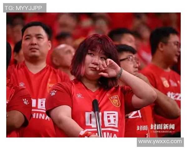 足球巨星眼含泪水掩面而泣背后的心酸与不为人知的压力